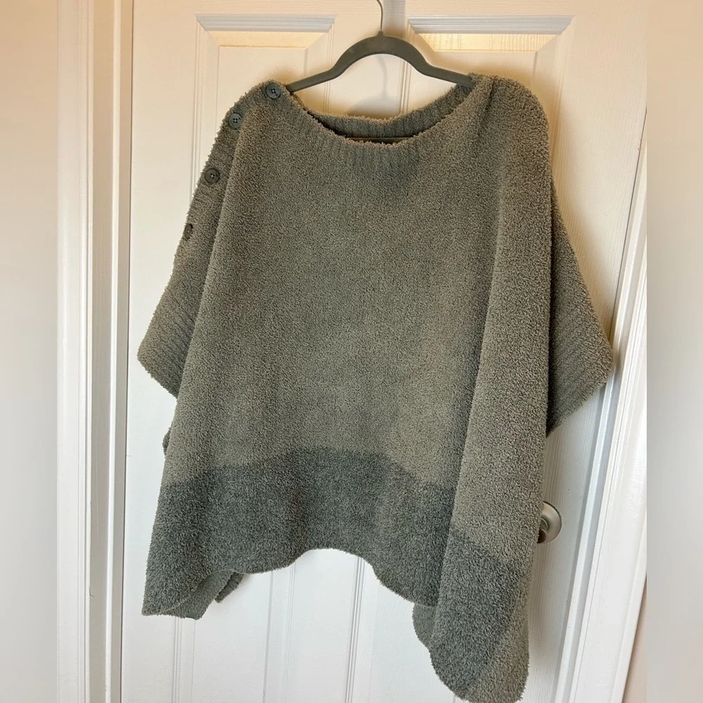 BAREFOOT DREAMS COZYCHIC COASTLINE PONCHO SHRUG IN EUCALYPTUS AGAVE ONE SIZE - Picture 2 of 6